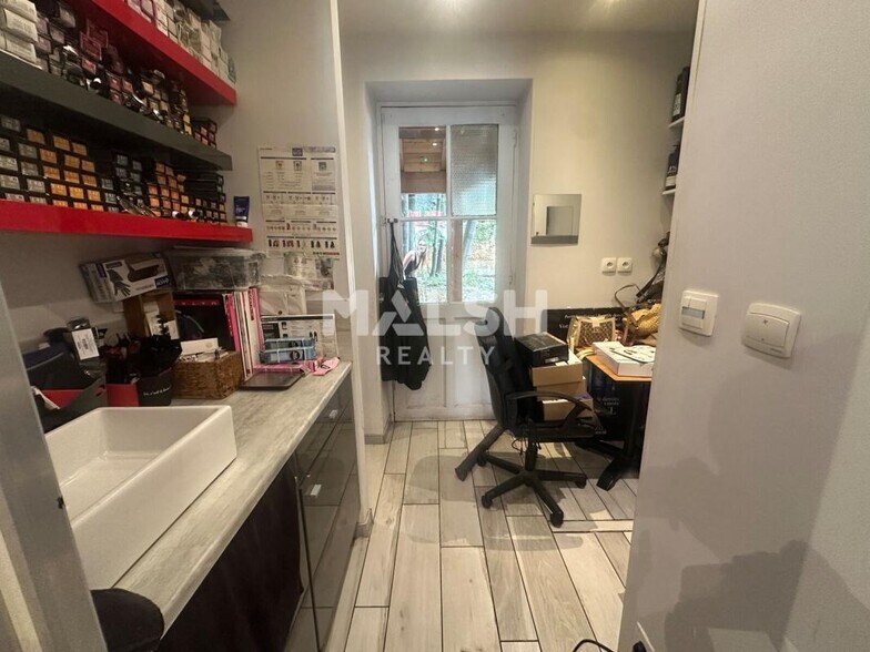 Retail in Lyon to rent - Interior Photo - Image 2 of 8