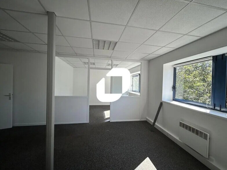 Office in Noisy-le-Grand to rent - Interior Photo - Image 3 of 6