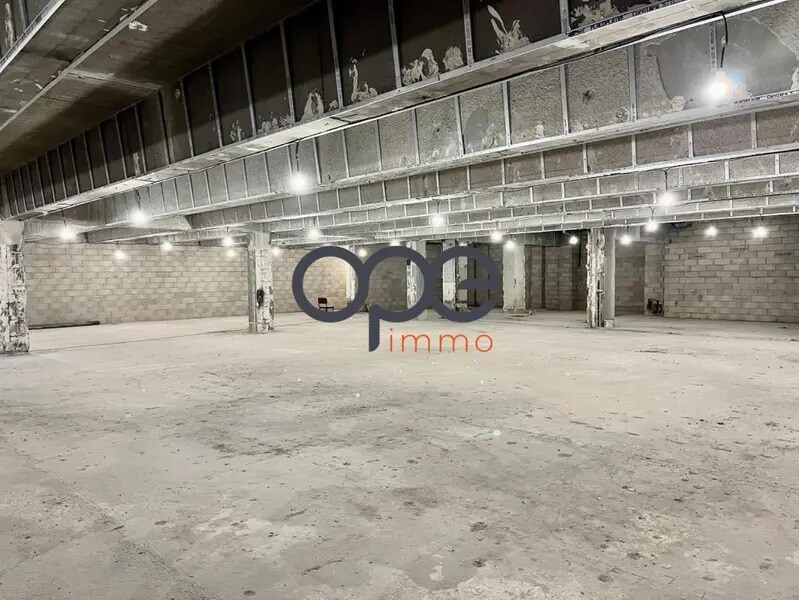 Retail in Aubervilliers to rent Interior Photo- Image 1 of 4