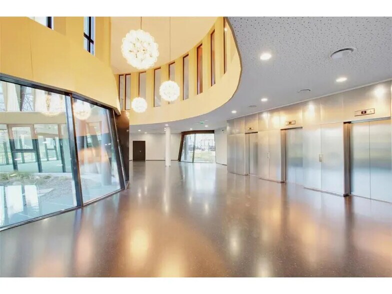 Office in Massy to rent - Lobby - Image 3 of 13
