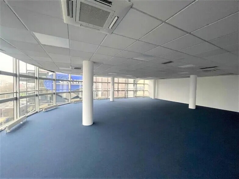 Office in Créteil to rent - Interior Photo - Image 2 of 6