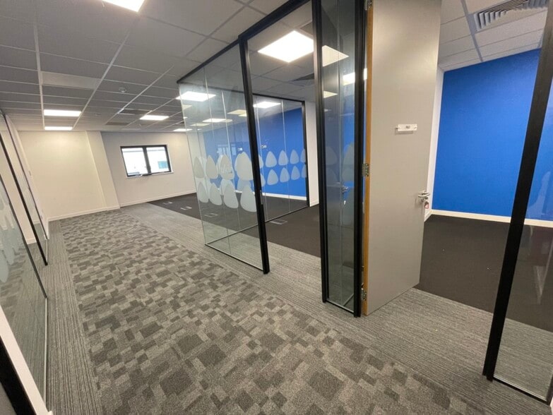 Unit 15 Nimbus, Hercules Way, Farnborough to rent - Interior Photo - Image 3 of 5