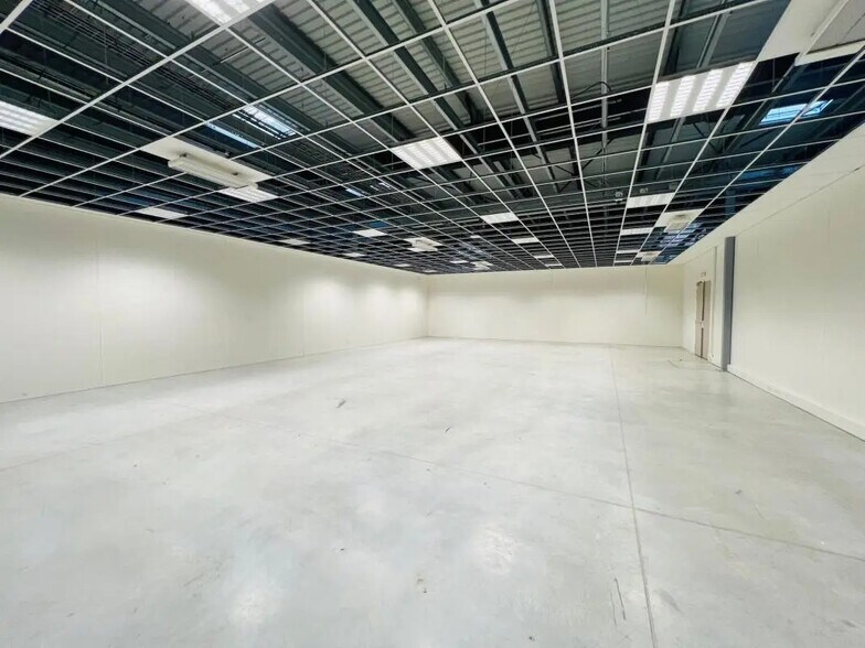 Office in Élancourt to rent - Building Photo - Image 2 of 15