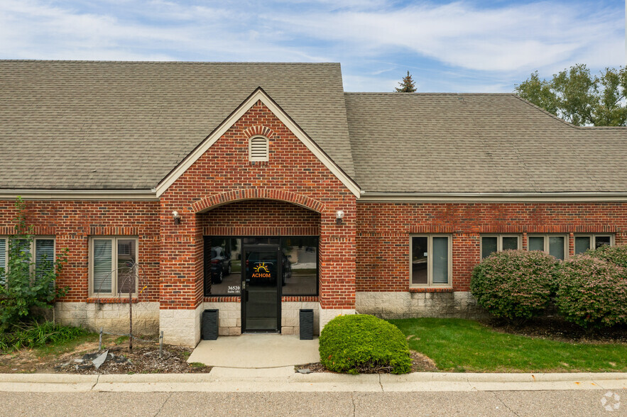 36520 Grand River Ave, Farmington Hills, MI for rent - Building Photo - Image 2 of 29