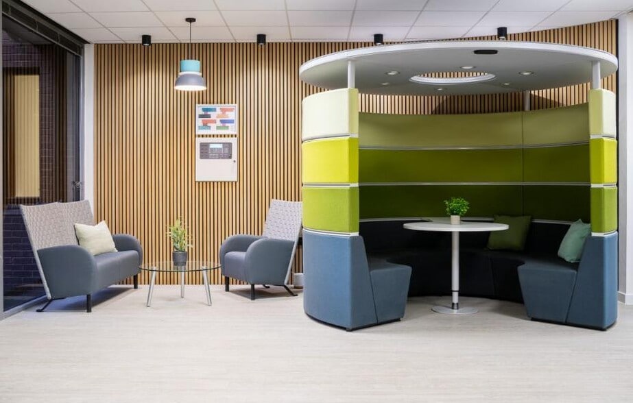 2 Coal Rd, Leeds to rent - Building Photo - Image 3 of 4