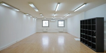 9-11 Avenue Michelet, Saint-Ouen-sur-Seine to rent Interior Photo- Image 1 of 4