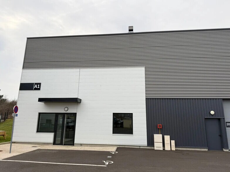 Light Industrial in Savigny-le-Temple to rent - Building Photo - Image 2 of 3
