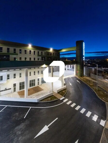 Light Industrial in Bondy to rent - Building Photo - Image 2 of 17