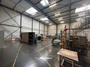 Light Industrial in Décines-Charpieu to rent Interior Photo- Image 2 of 3