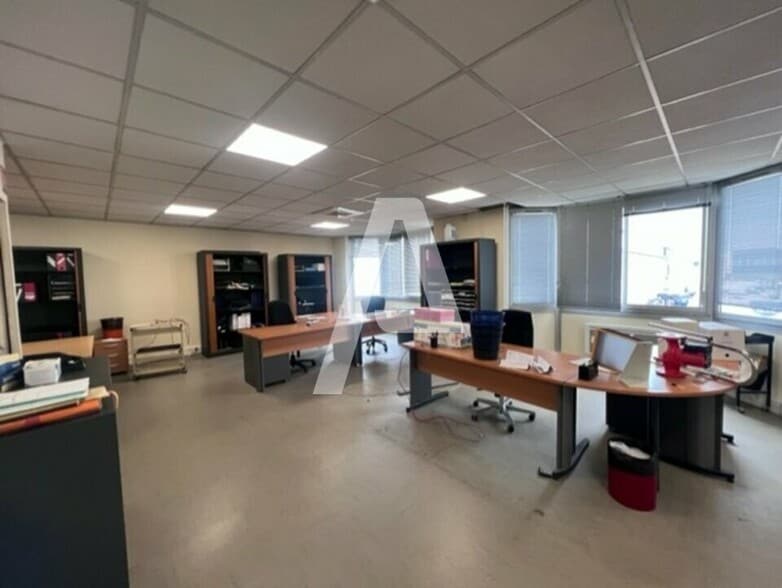 19-21 Rue Auguste Perret, Villejuif to rent - Interior Photo - Image 3 of 5