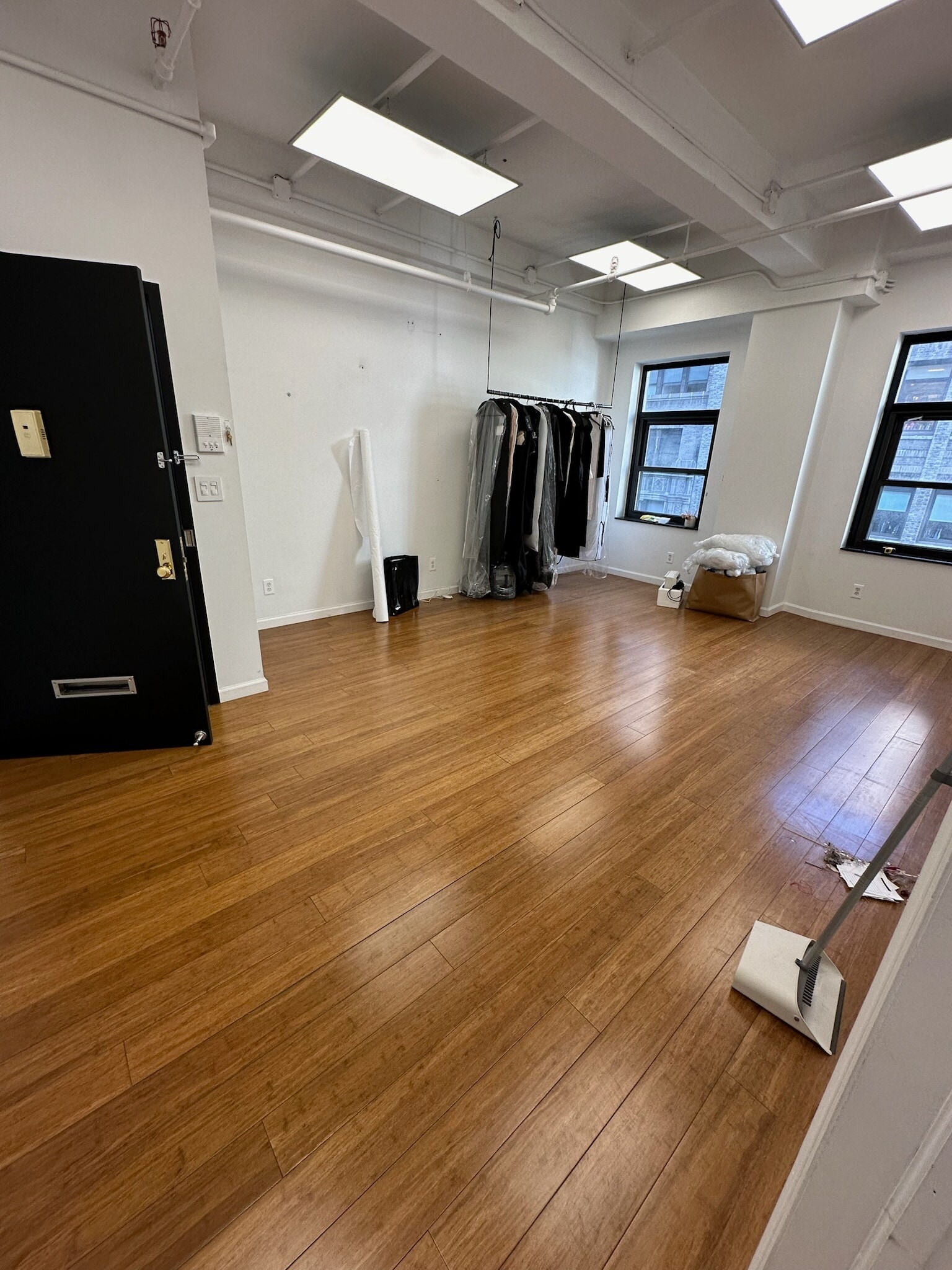 40 W 37th St, New York, NY to rent Interior Photo- Image 1 of 2