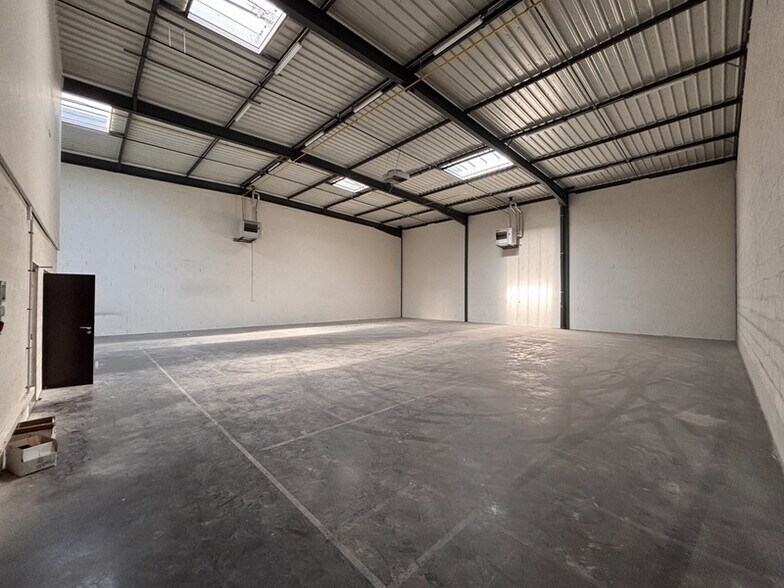 Light Industrial in Saint-Priest to rent - Interior Photo - Image 3 of 9