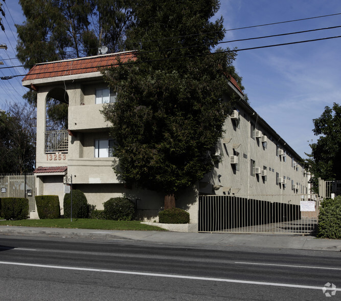 13253 Vanowen St, North Hollywood, CA for sale - Primary Photo - Image 3 of 6