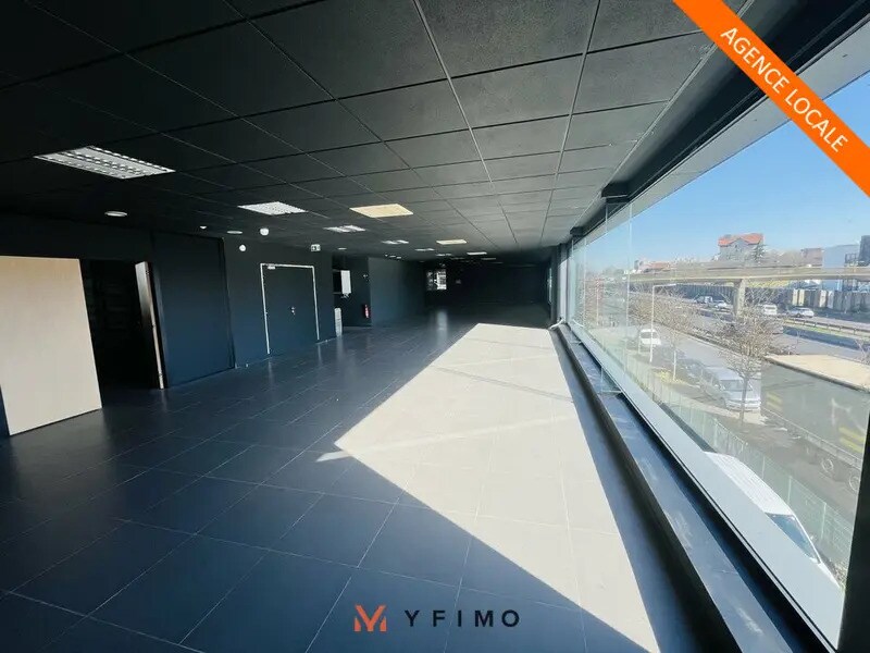 Light Industrial in Nanterre to rent Building Photo- Image 1 of 6