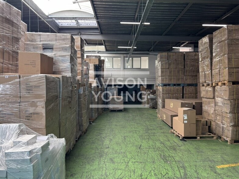 Light Industrial in Montreuil to rent - Interior Photo - Image 3 of 7