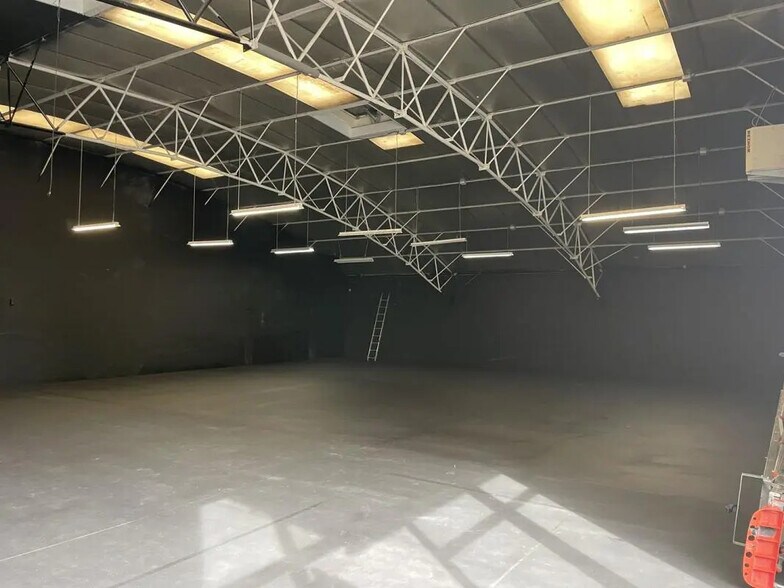 Industrial in Nantes to rent - Building Photo - Image 2 of 5