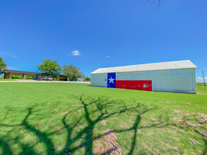 1709 Wigley Rd, Iowa Park, TX for sale Primary Photo- Image 1 of 34