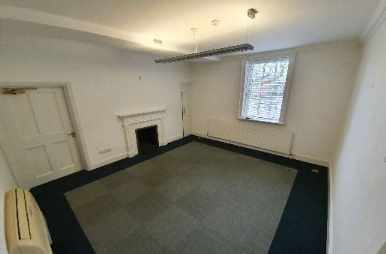 118 High St, Uxbridge to rent - Interior Photo - Image 3 of 6