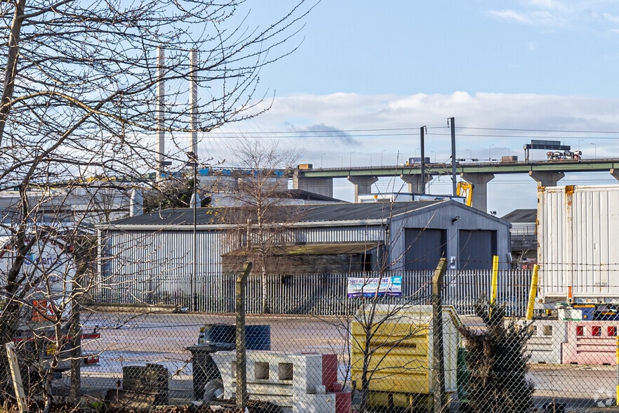 Oliver Clos, Grays to rent - Building Photo - Image 3 of 3