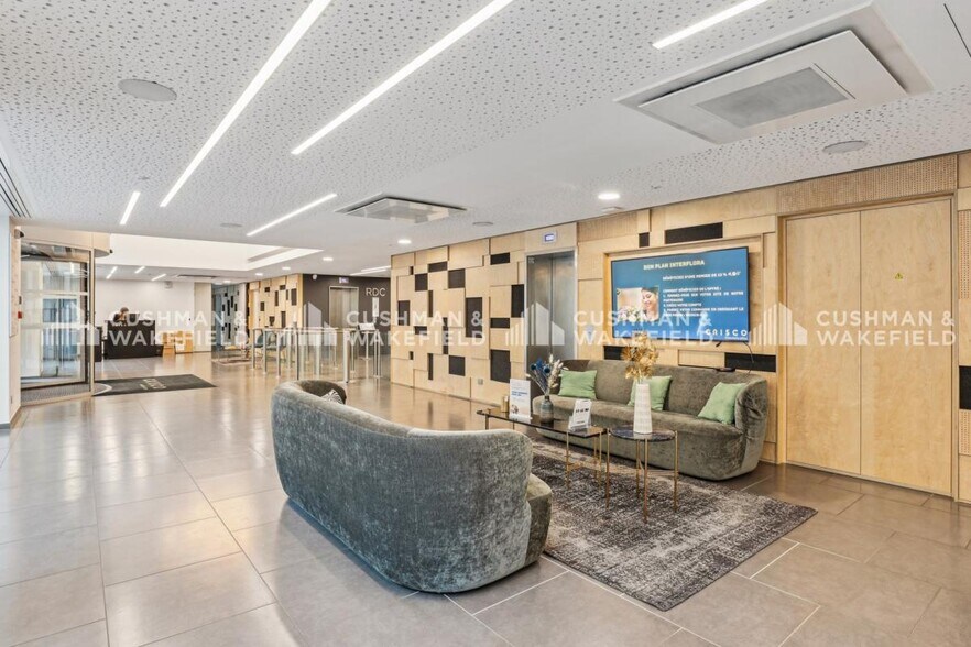 Office in Sèvres to rent - Lobby - Image 2 of 17