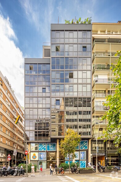 Office in Barcelona, Barcelona to rent - Building Photo - Image 2 of 4