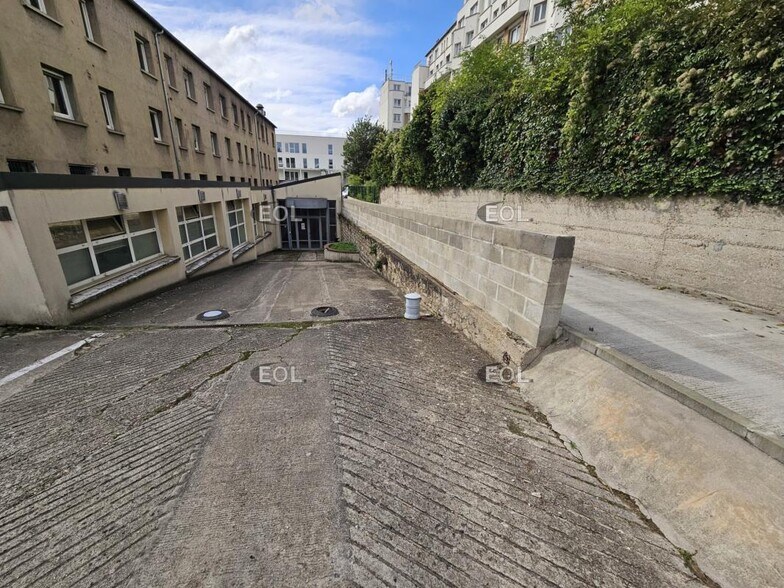 Industrial in Cachan to rent - Building Photo - Image 1 of 9