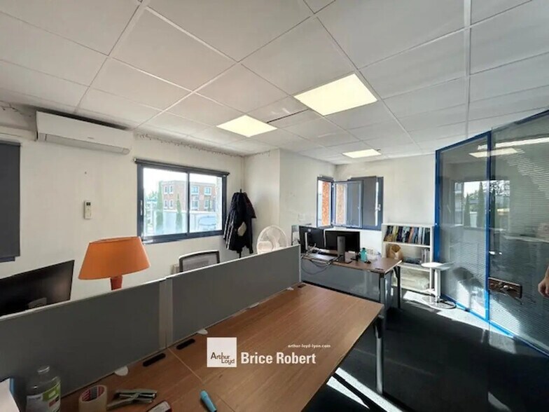 Light Industrial in Chassieu to rent - Interior Photo - Image 2 of 7