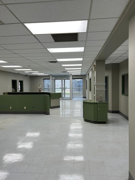 6105 76 Av NW, Edmonton, AB to rent - Interior Photo - Image 3 of 11