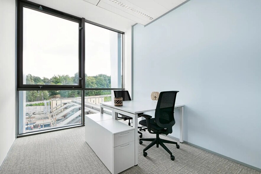 2-12 Parvis Colonel Arnaud Beltrame, Versailles to rent - Interior Photo - Image 3 of 25