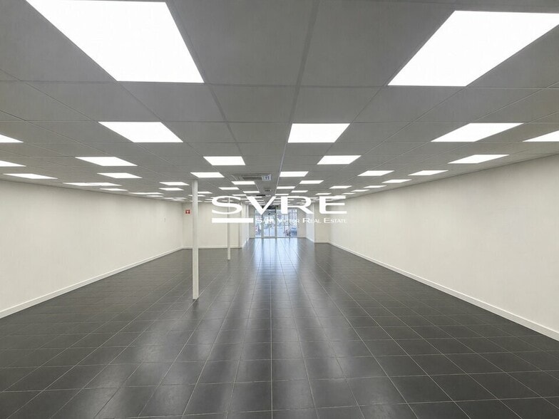 Retail in Marseille to rent - Interior Photo - Image 3 of 4