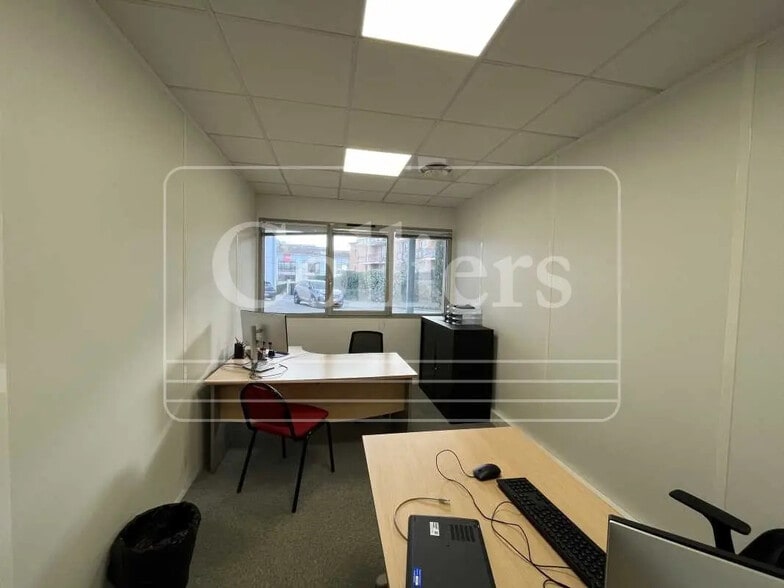 Office in Aix-en-Provence to rent - Building Photo - Image 3 of 11