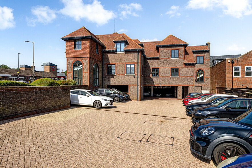5 Hill Ave, Amersham to rent - Building Photo - Image 3 of 28