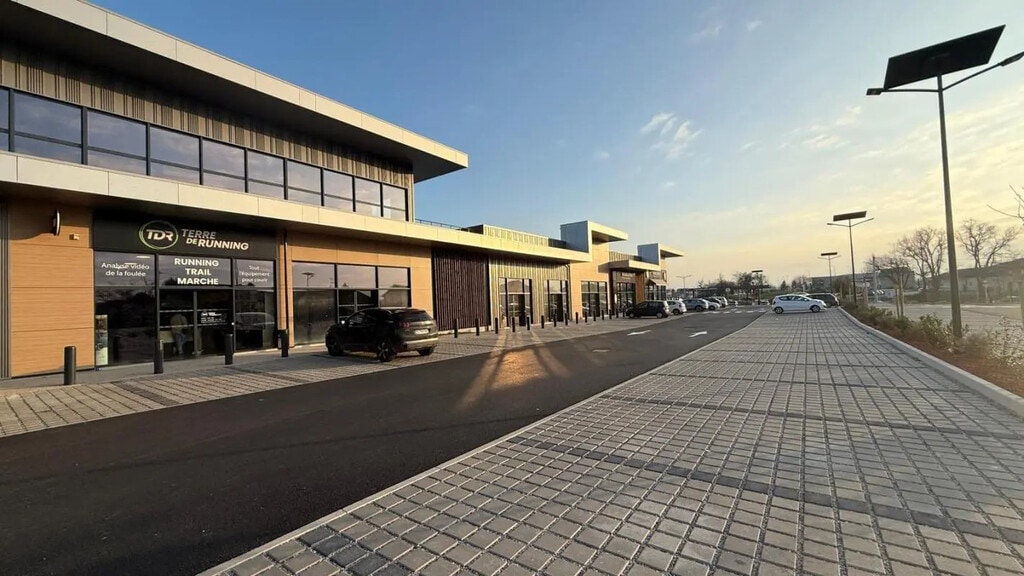Location Commerce 366 m² - Photo 1