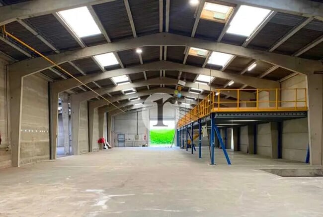Vente Local d'activités 1 510 m² à 3 210 m²