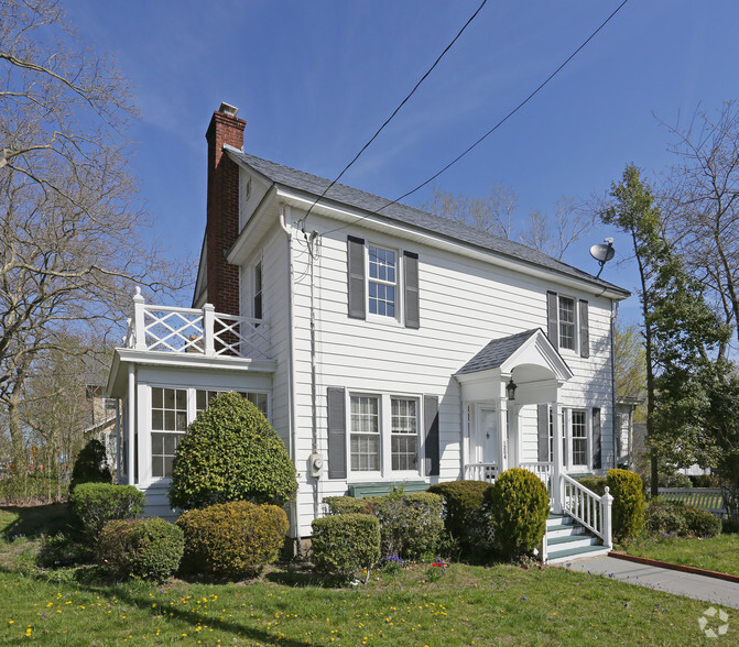 1204 Roanoke Ave, Riverhead, NY for sale - Primary Photo - Image 1 of 1