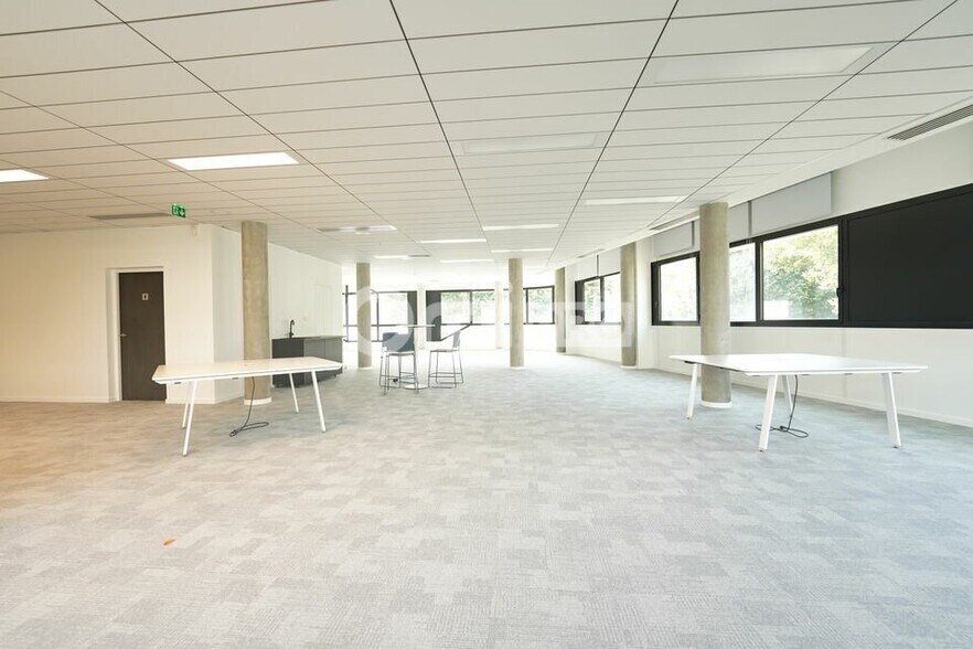 19 Rue Des Rosiéristes, Champagne-au-Mont-d'Or to rent - Interior Photo - Image 2 of 7