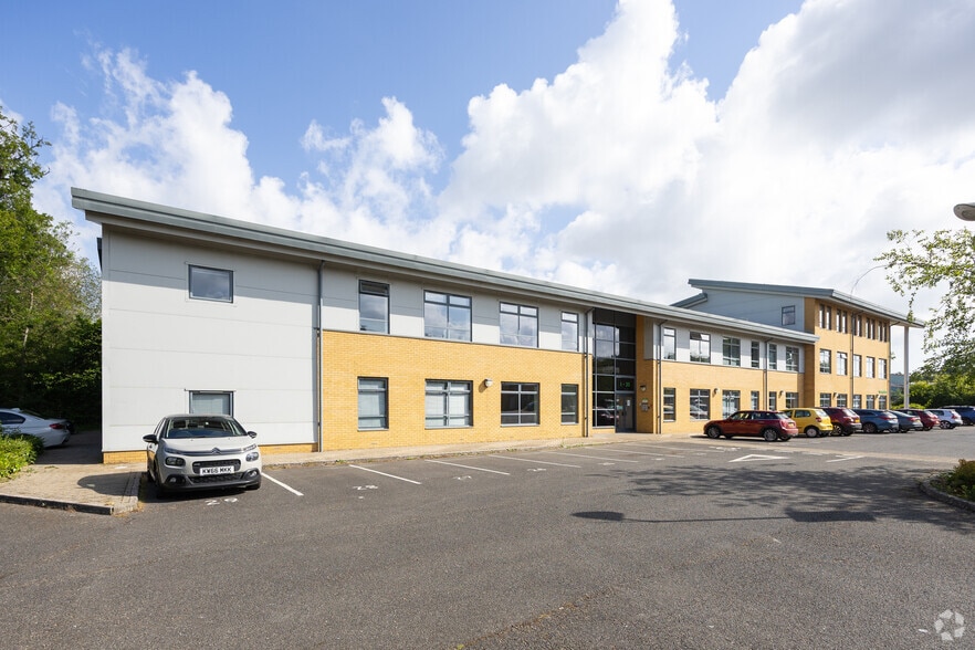 Metcalf Way, Crawley to rent - Building Photo - Image 3 of 3