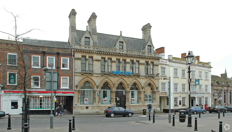 2 Market Sq, Leighton Buzzard for rent - Primary Photo - Image 1 of 1