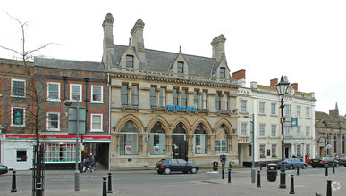 2 Market Sq, Leighton Buzzard for rent Primary Photo- Image 1 of 2