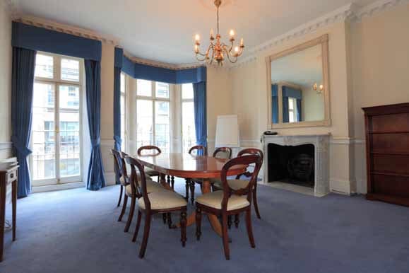 7 Stratton St, London to rent - Interior Photo - Image 2 of 24