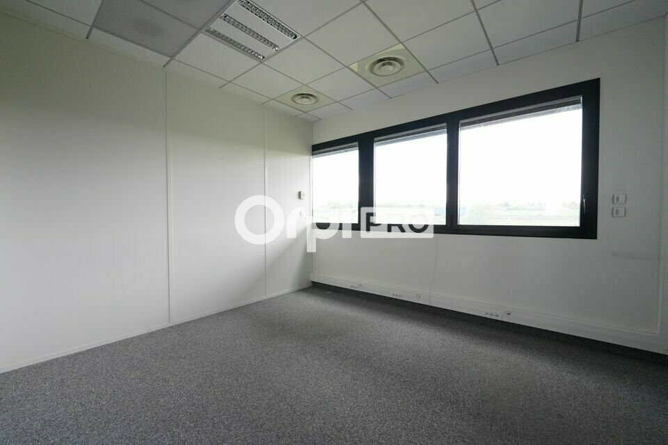 Office in Saint-Priest to rent Interior Photo- Image 1 of 8