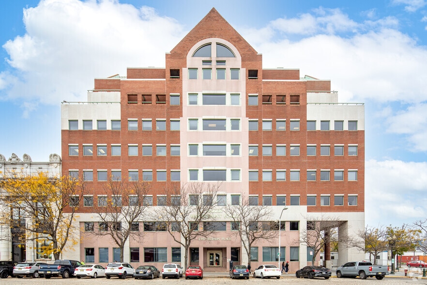 2 Hudson Pl, Hoboken, NJ to rent - Building Photo - Image 2 of 4