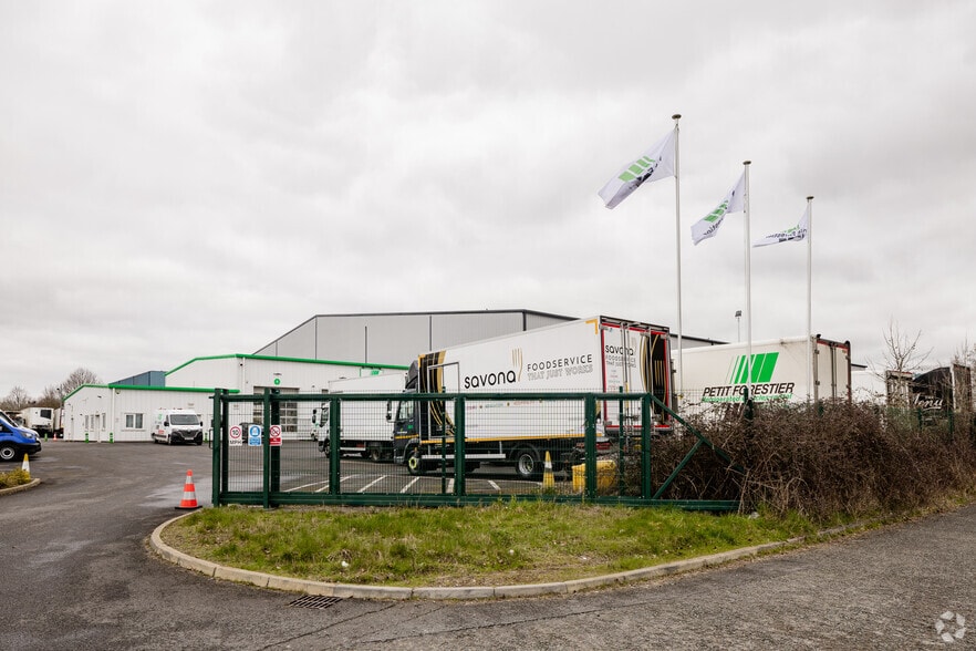 Charbridge Way, Bicester to rent - Building Photo - Image 2 of 4