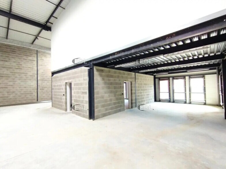 Light Industrial in Chassieu to rent - Interior Photo - Image 2 of 12