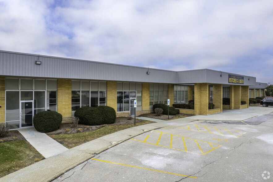 8220-8290 Austin Ave, Morton Grove, IL for rent - Building Photo - Image 1 of 6