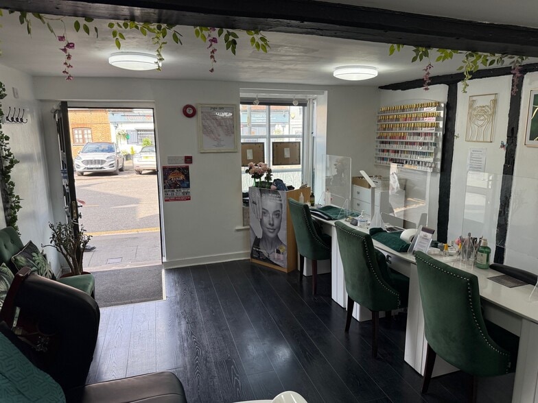 20 Aylesbury End, Beaconsfield to rent - Building Photo - Image 2 of 4