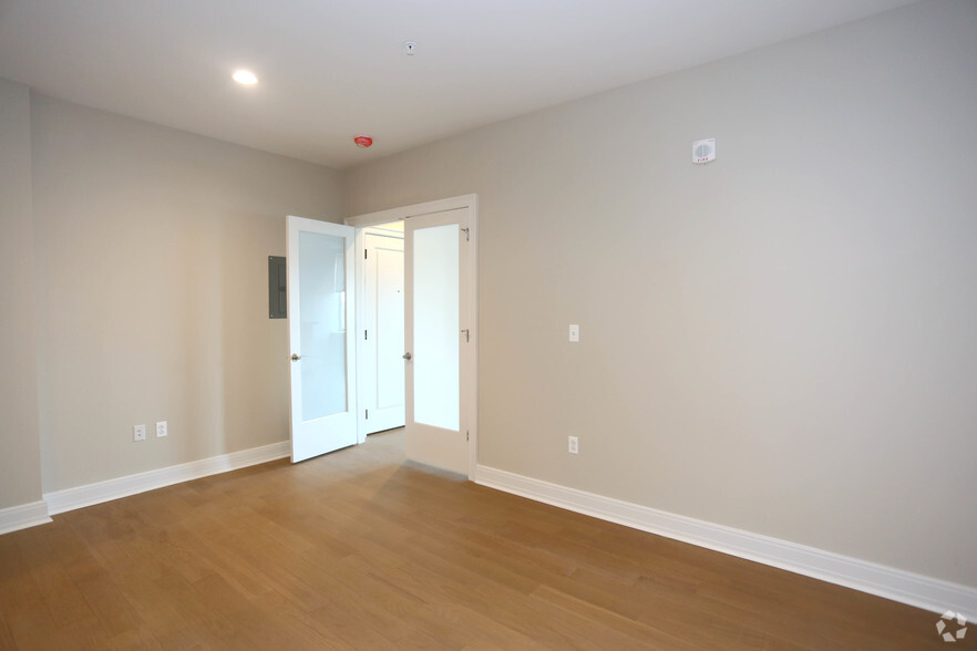 300 Saint Paul Pl, Baltimore, MD for rent - Interior Photo - Image 2 of 6