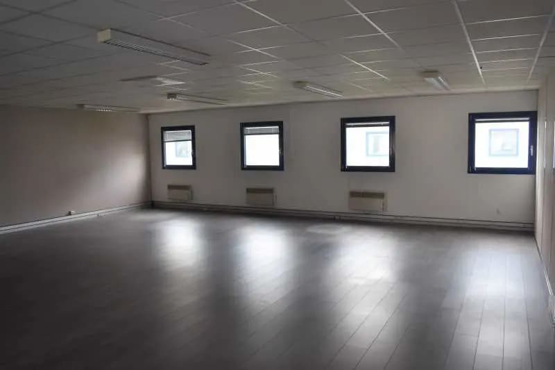 Office in Villeurbanne to rent Building Photo- Image 1 of 5