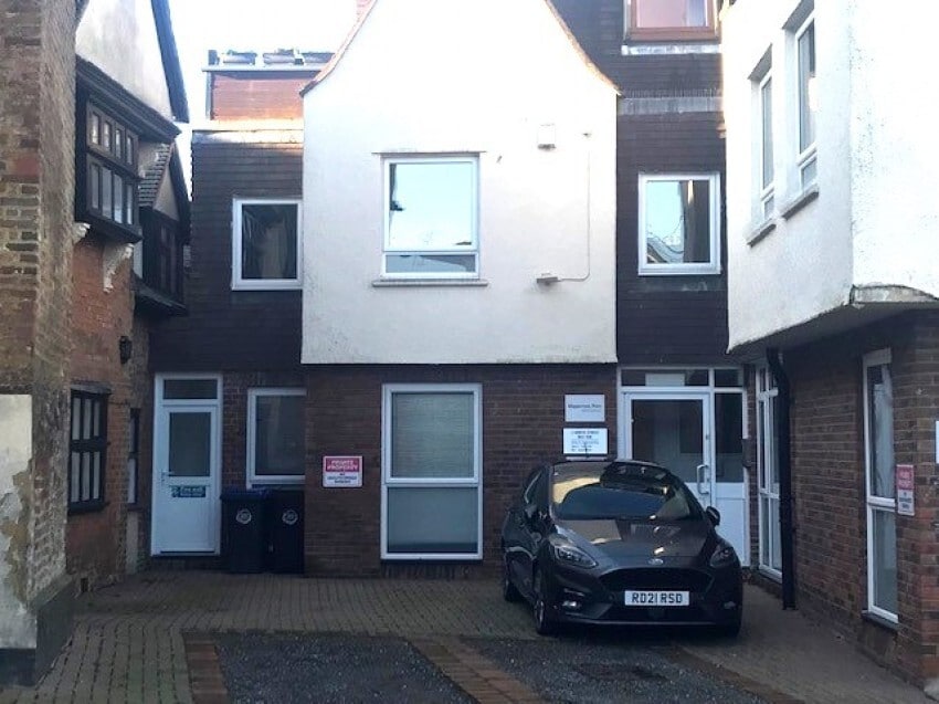 North St, Dorking to rent Building Photo- Image 1 of 2
