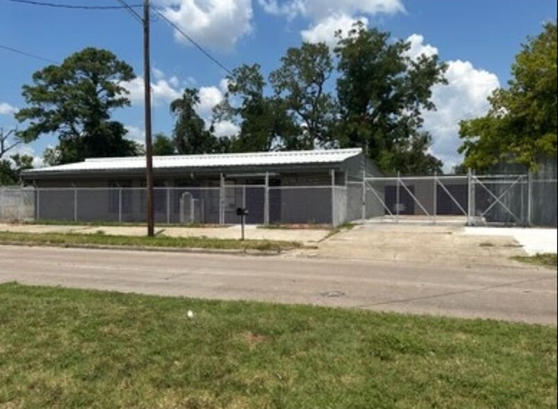 7001 Weaver Rd, Houston, TX for sale - Building Photo - Image 2 of 20